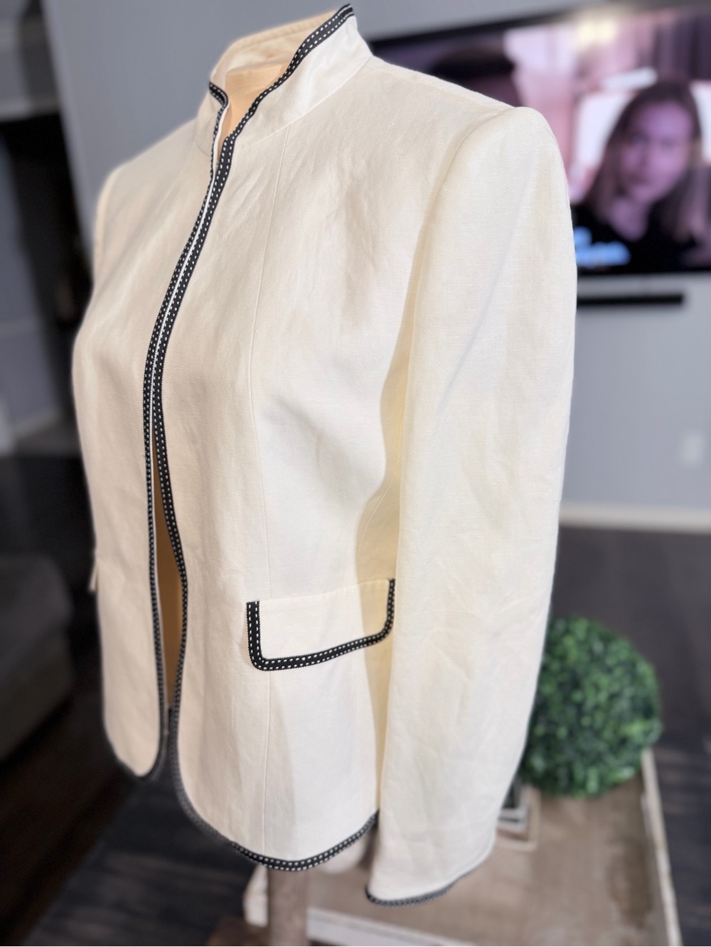 Tahari Cream Collarless Blazer with Black Trim Womens Size 12